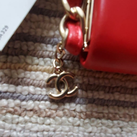 Red and gold detailing Chanel clutch - Picture 2 of 8